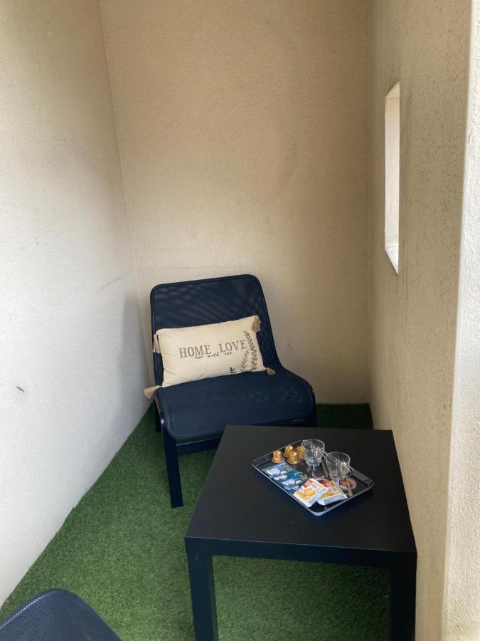 Charmant T2 Sur Ile De Nantes Avec Parking Et Balcon Luaran gambar